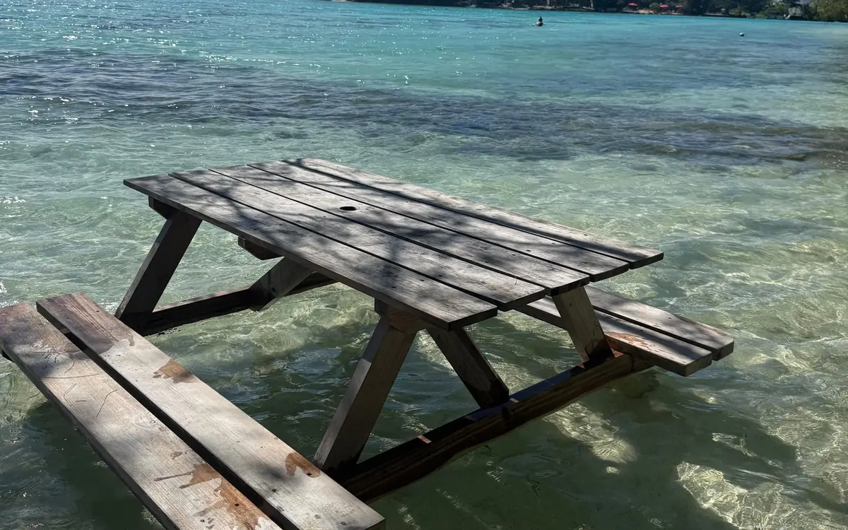 motu浅水区中立着一张木制野餐桌